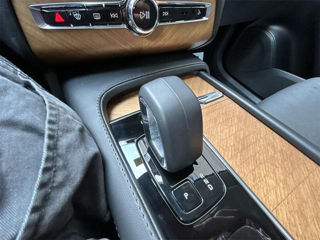Photo of 2024 Onyx Black Metallic Volvo XC90