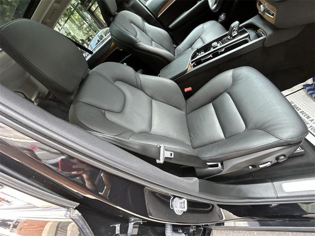 Photo of 2024 Onyx Black Metallic Volvo XC90