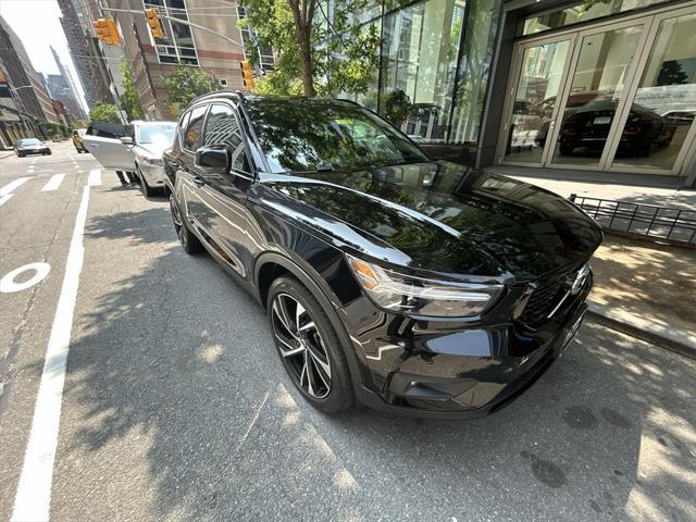 Photo of 2022 Onyx Black Metallic Volvo XC40