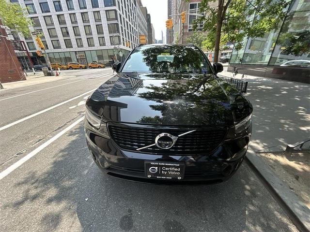 Photo of 2022 Onyx Black Metallic Volvo XC40