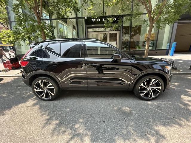 Photo of 2022 Onyx Black Metallic Volvo XC40