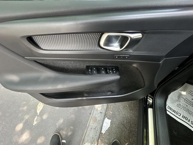 Photo of 2022 Onyx Black Metallic Volvo XC40
