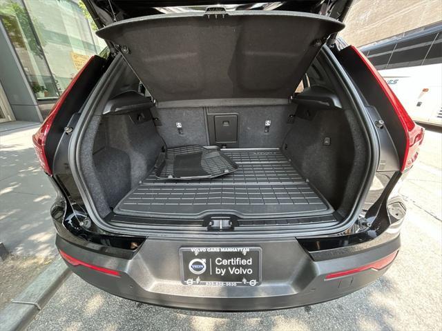 Photo of 2022 Onyx Black Metallic Volvo XC40