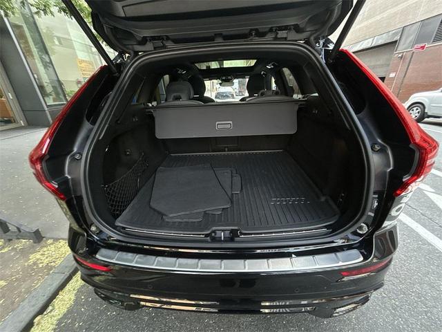 Photo of 2022 Onyx Black Metallic Volvo XC60