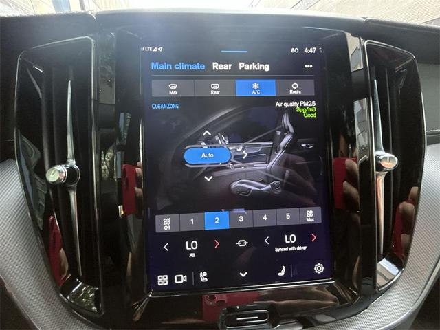 Photo of 2022 Onyx Black Metallic Volvo XC60