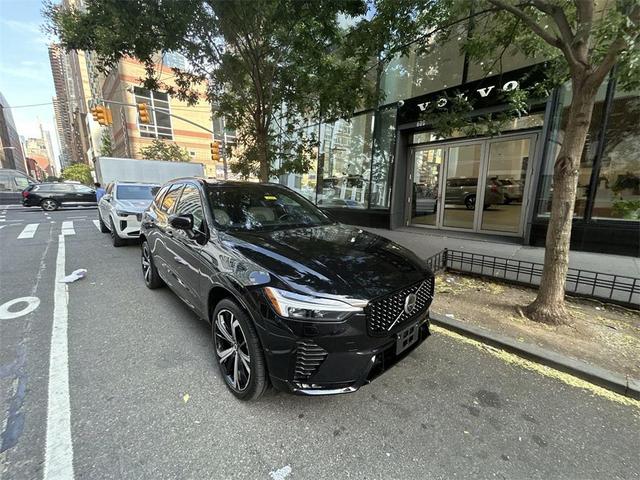 Photo of 2022 Onyx Black Metallic Volvo XC60