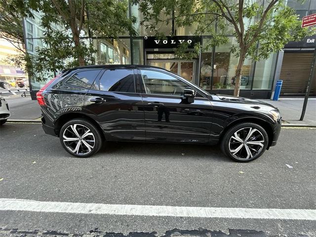 Photo of 2022 Onyx Black Metallic Volvo XC60