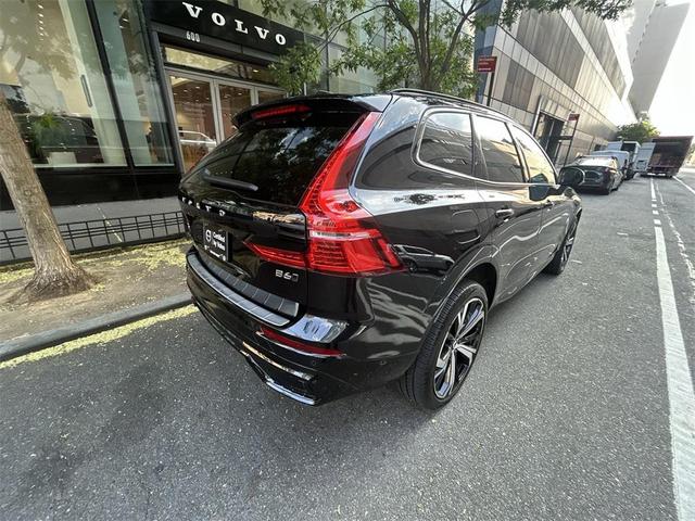 Photo of 2022 Onyx Black Metallic Volvo XC60