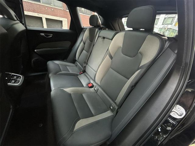 Photo of 2022 Onyx Black Metallic Volvo XC60