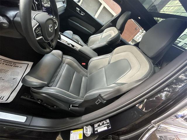 Photo of 2022 Onyx Black Metallic Volvo XC60