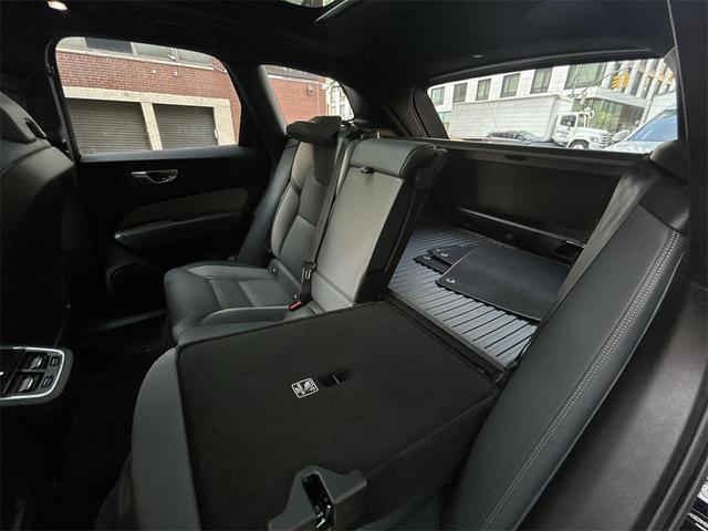 Photo of 2022 Onyx Black Metallic Volvo XC60