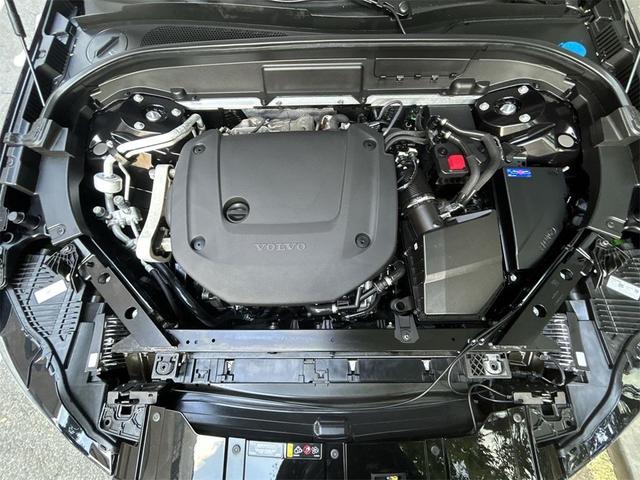Photo of 2022 Onyx Black Metallic Volvo XC60