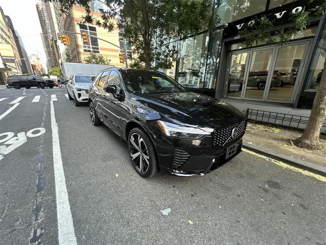 Photo of 2022 Onyx Black Metallic Volvo XC60