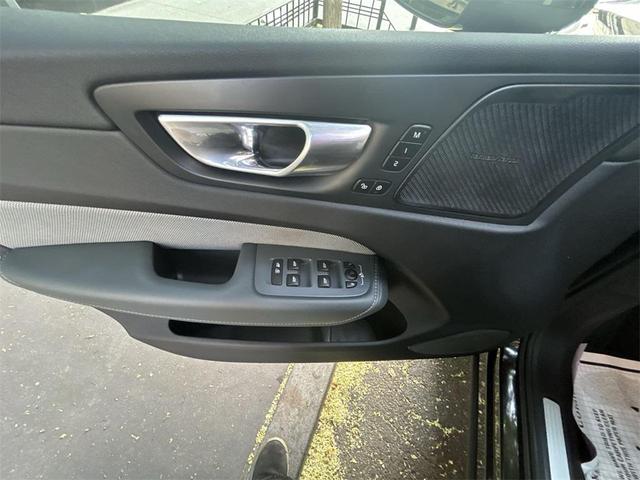 Photo of 2022 Onyx Black Metallic Volvo XC60