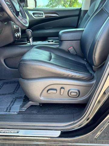 Photo of 2015 Magnetic Black Nissan Pathfinder