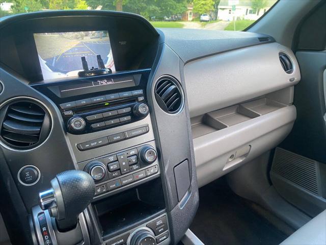 Photo of 2015 White Honda Pilot