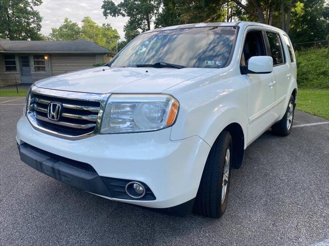 Photo of 2015 White Honda Pilot