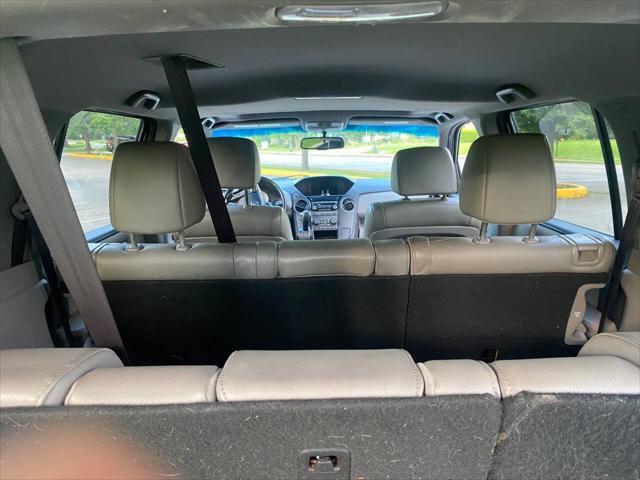 Photo of 2015 White Honda Pilot