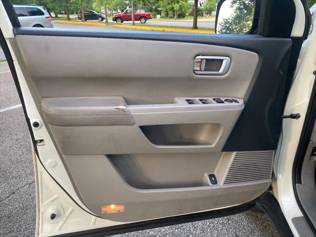 Photo of 2015 White Honda Pilot