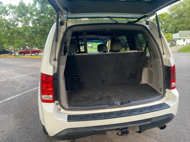 Photo of 2015 White Honda Pilot