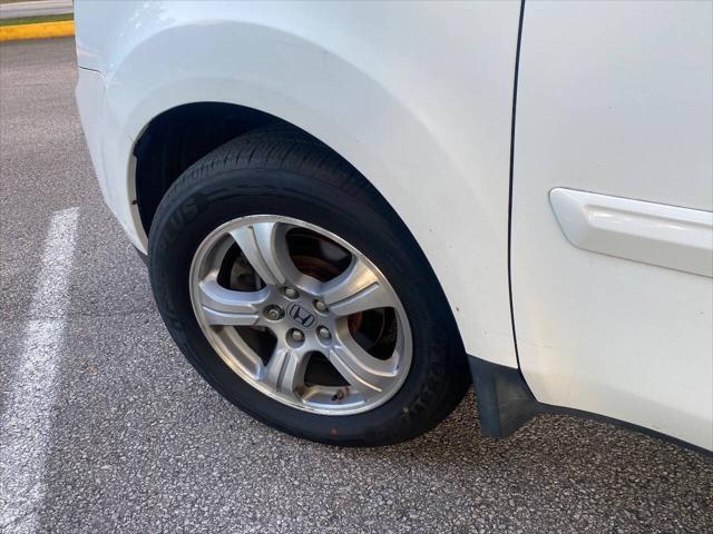 Photo of 2015 White Honda Pilot