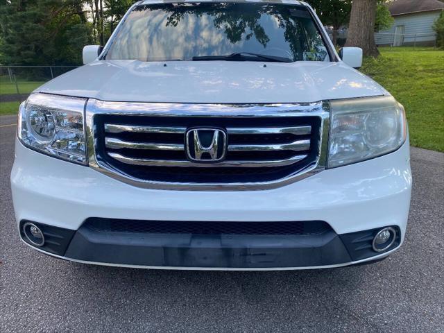 Photo of 2015 White Honda Pilot