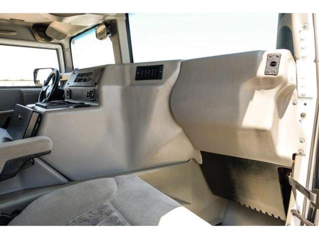 Photo of 2001 Bright White Am General Hummer
