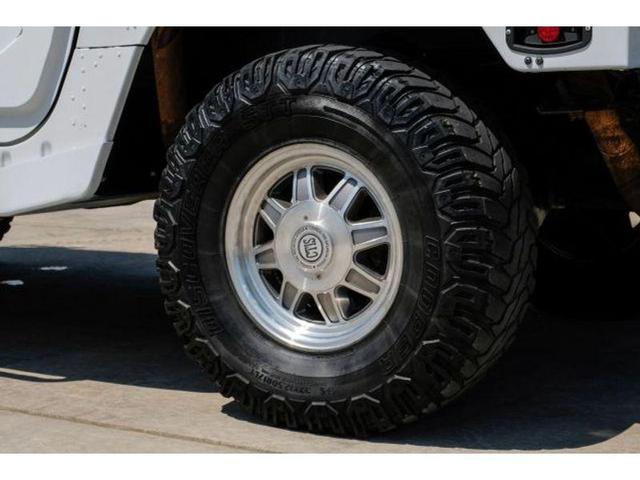Photo of 2001 Bright White Am General Hummer