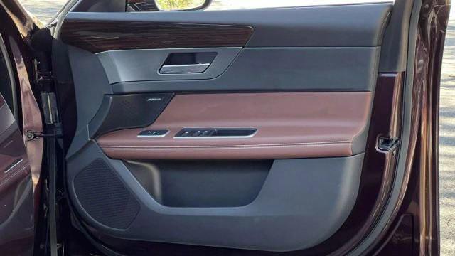 Photo of 2017 Burgundy Jaguar XF