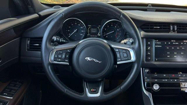 Photo of 2017 Burgundy Jaguar XF