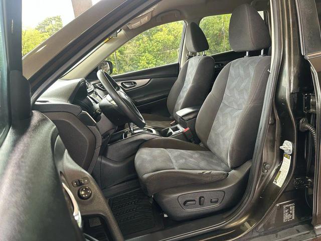 Photo of 2016 Midnight Jade Nissan Rogue