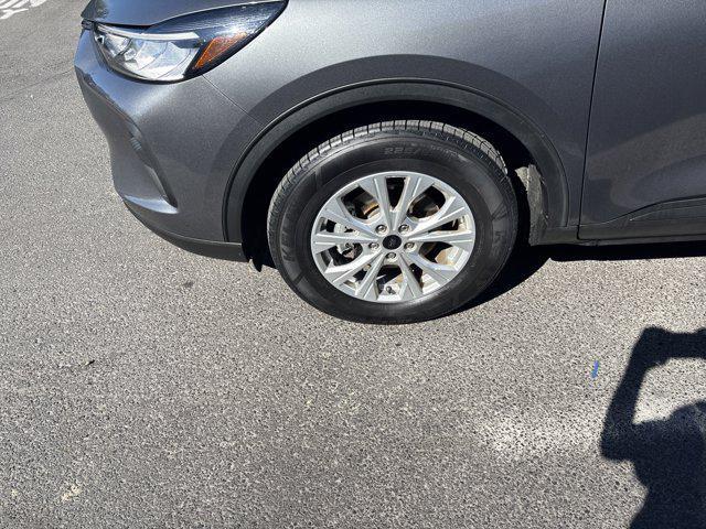 Photo of 2024 Carbonized Gray Metallic Ford Escape