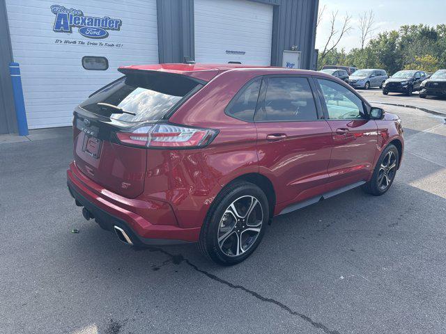 Photo of 2023 Rapid Red Metallic Tinted Clearcoat Ford Edge
