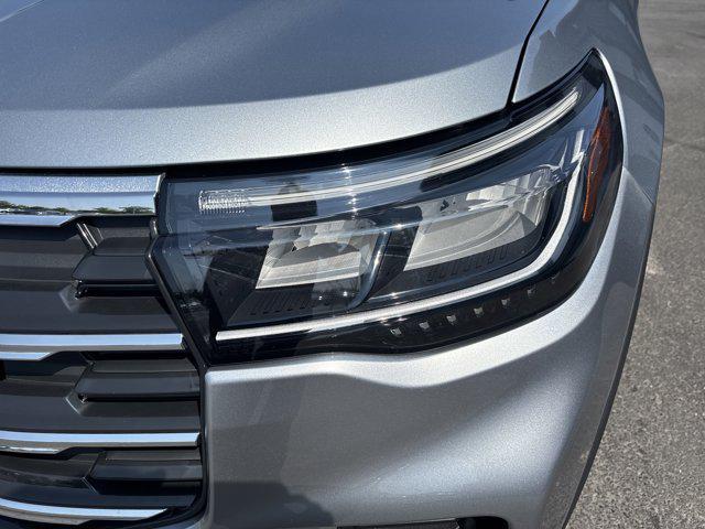 Photo of 2025 Iconic Silver Metallic Ford Explorer