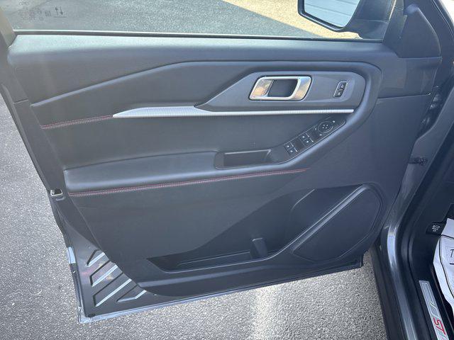 Photo of 2025 Carbonized Gray Metallic Ford Explorer