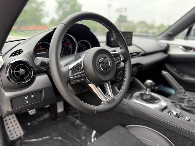 Photo of 2025 Snowflake White Pearl Mica Mazda MX-5 Miata