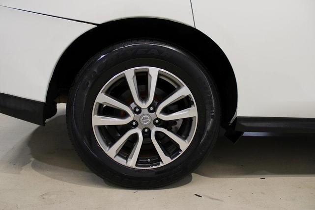 Photo of 2015 Glacier White Nissan Pathfinder