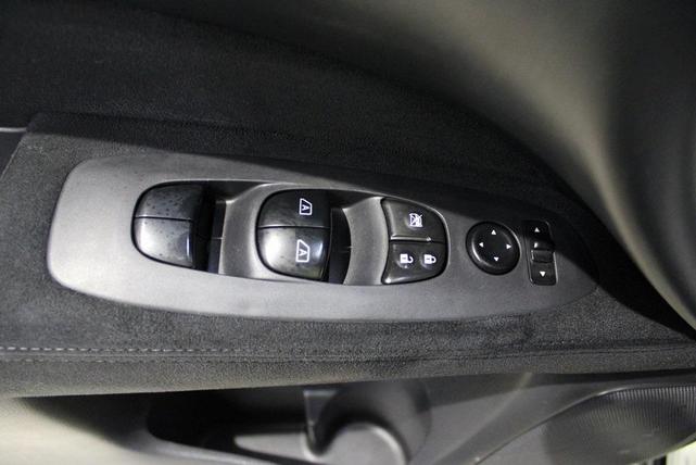 Photo of 2015 Glacier White Nissan Pathfinder