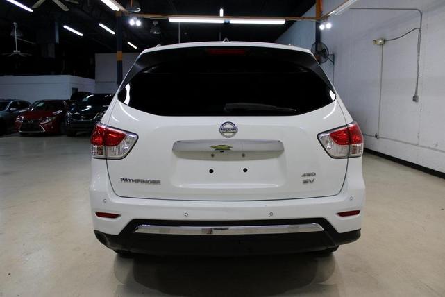 Photo of 2015 Glacier White Nissan Pathfinder