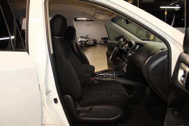 Photo of 2015 Glacier White Nissan Pathfinder