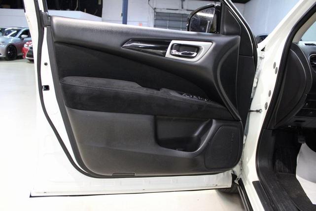 Photo of 2015 Glacier White Nissan Pathfinder