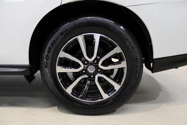 Photo of 2015 Glacier White Nissan Pathfinder