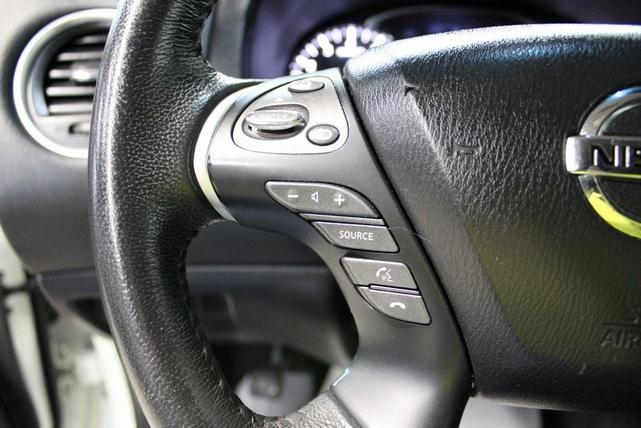 Photo of 2015 Glacier White Nissan Pathfinder