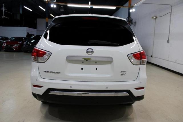 Photo of 2015 Glacier White Nissan Pathfinder