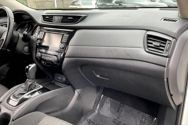 Photo of 2020 Glacier White Nissan Rogue