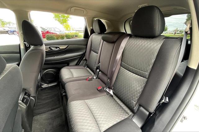 Photo of 2020 Glacier White Nissan Rogue