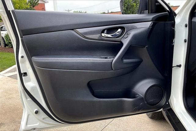 Photo of 2020 Glacier White Nissan Rogue