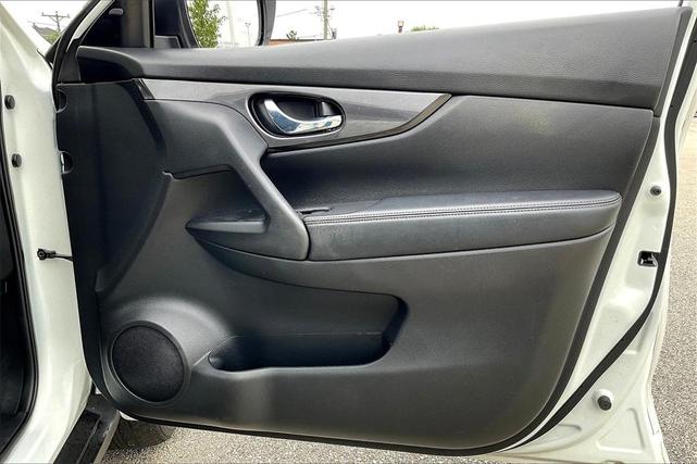 Photo of 2020 Glacier White Nissan Rogue