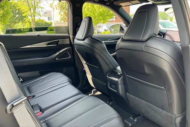 Photo of 2025 Majestic White INFINITI QX60
