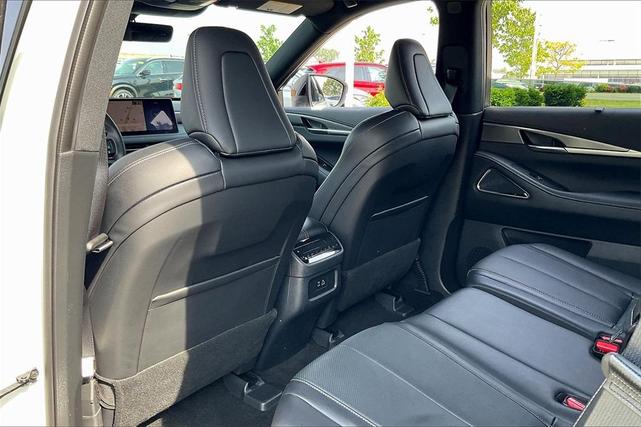 Photo of 2025 Majestic White INFINITI QX60